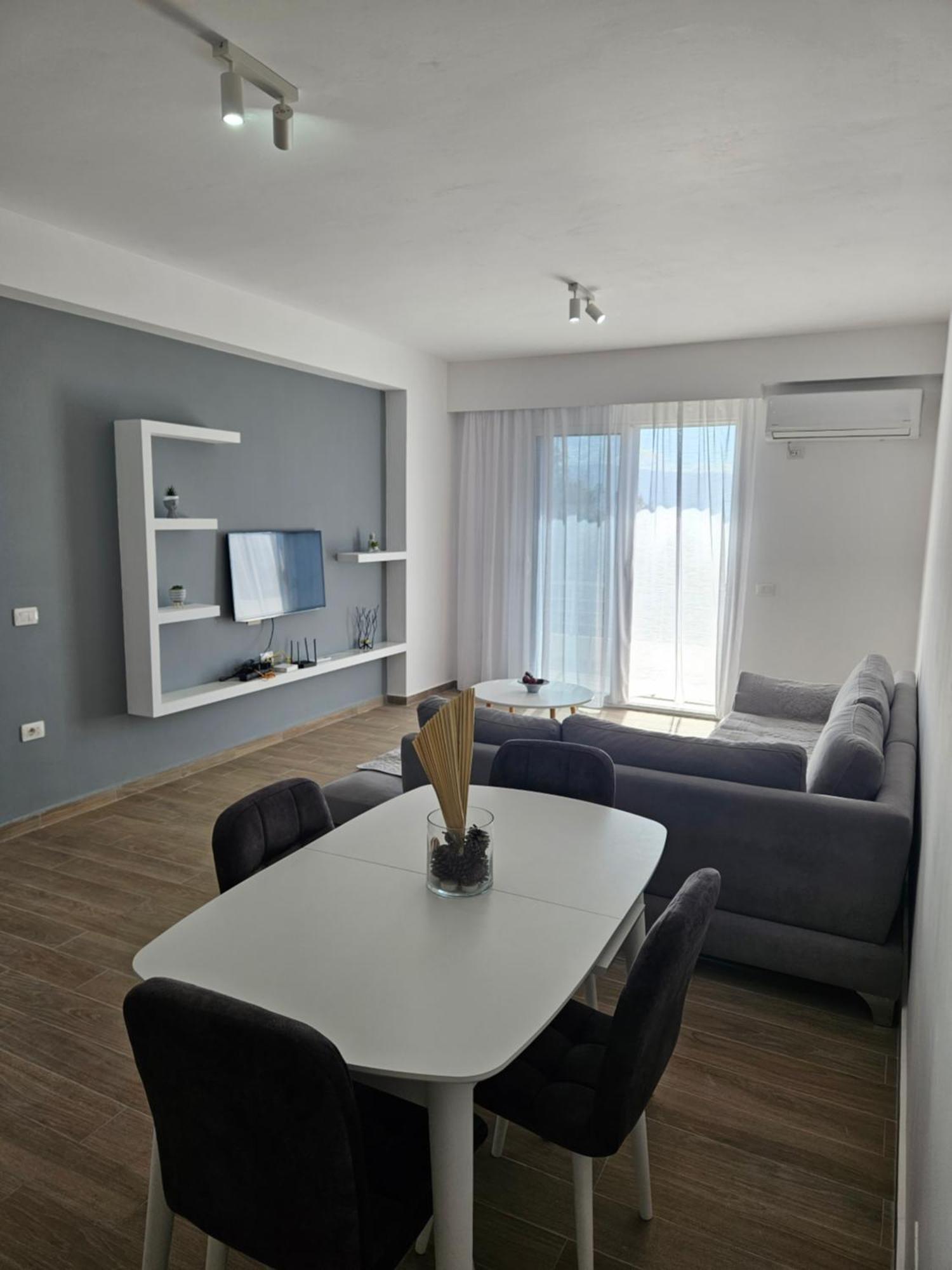 Sea & Sun Apartment Vlorë エクステリア 写真